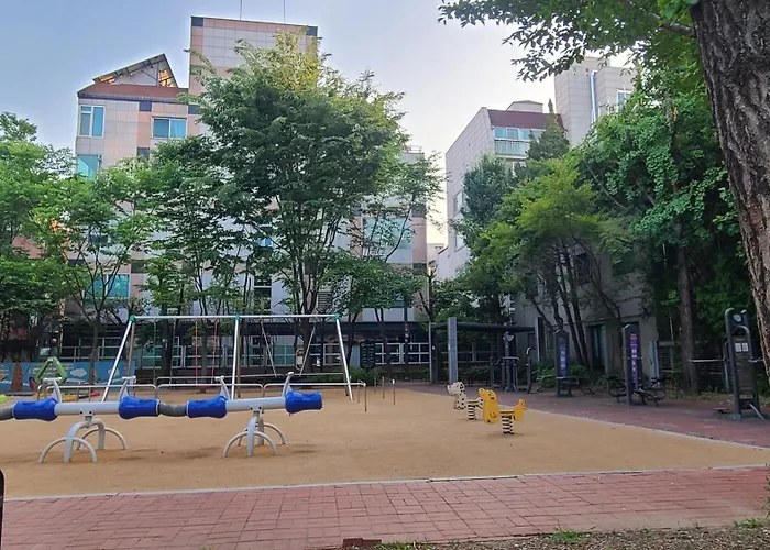 Open Sale, Song Park, Airport Railroad, Hongdae Station, Yeontral Park, 7 People, Queen Bed, Air Conditioner In Each Room, Dryer, Wifi, Foreigners Only