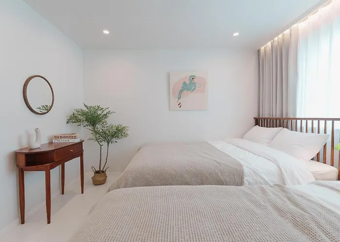 Open Sale, Song Park, Airport Railroad, Hongdae Station, Yeontral Park, 7 People, Queen Bed, Air Conditioner In Each Room, Dryer, Wifi, Foreigners Only Appartement *