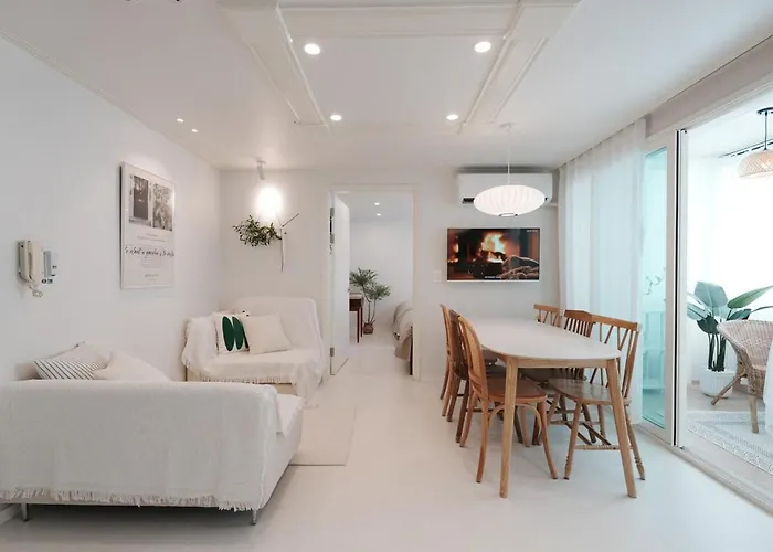 Open Sale, Song Park, Airport Railroad, Hongdae Station, Yeontral Park, 7 People, Queen Bed, Air Conditioner In Each Room, Dryer, Wifi, Foreigners Only * Séoul