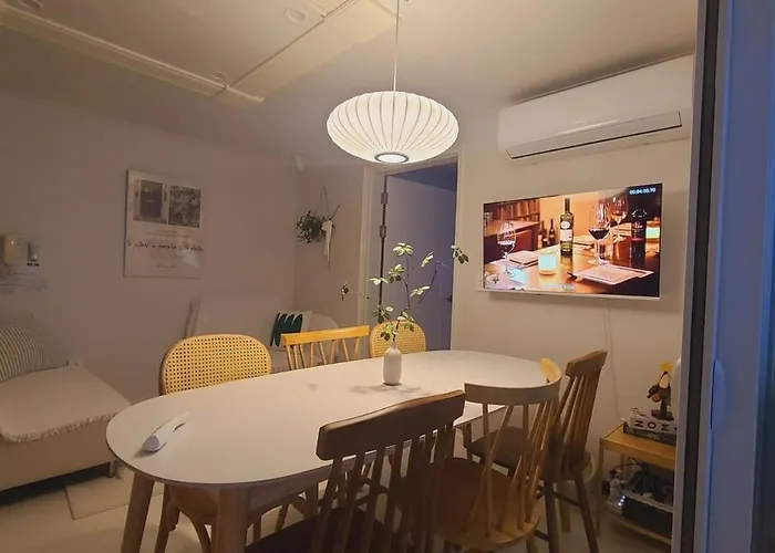 Open Sale, Song Park, Airport Railroad, Hongdae Station, Yeontral Park, 7 People, Queen Bed, Air Conditioner In Each Room, Dryer, Wifi, Foreigners Only Appartement