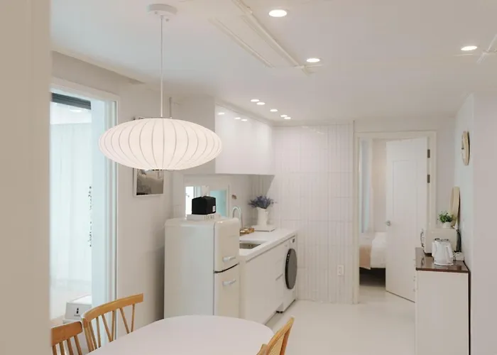 Open Sale, Song Park, Airport Railroad, Hongdae Station, Yeontral Park, 7 People, Queen Bed, Air Conditioner In Each Room, Dryer, Wifi, Foreigners Only Appartement
